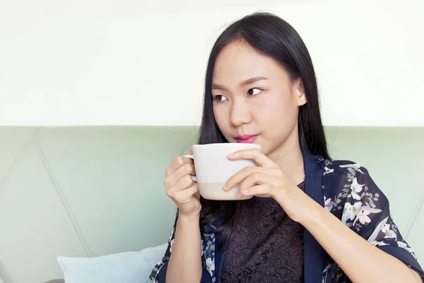 Asia woman holding cup of coffee. — Stock Photo, Image