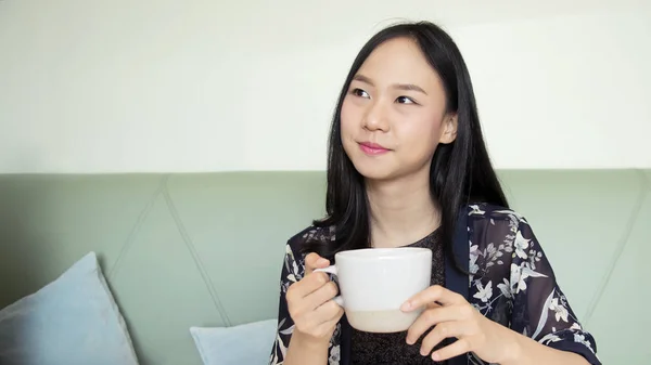 Asia mujer sosteniendo taza de café y sonriendo —  Fotos de Stock