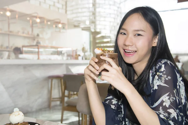 Wanita asia yang cantik menikmati makan — Stok Foto