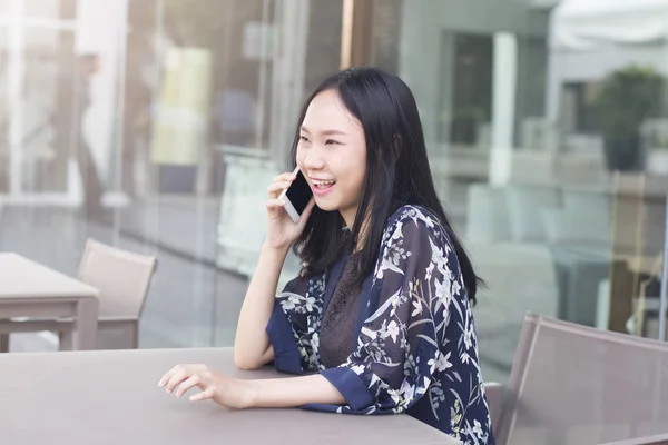 Mujer asiática es la felicidad al negociar con éxito en los negocios — Foto de Stock