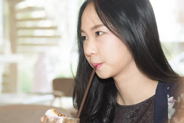 Красива жінка Азії насолоджується їжею — стокове фото