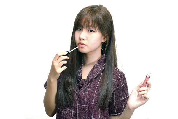Chica aplicando lápiz labial mate. Concepto de maquillaje de moda . —  Fotos de Stock