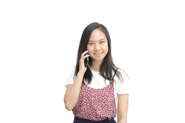 Закройте азиатскую красотку улыбающейся и пользующейся мобильным телефоном изолой — стоковое фото