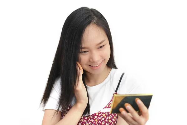 Vonzó ázsiai nő Her smink alkalmazása ioslate a fehér fonákkal — Stock Fotó