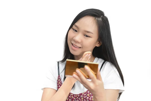 Attraktiva asiatisk kvinna tillämpa hennes Makeup ioslate på vit baksida — Stockfoto