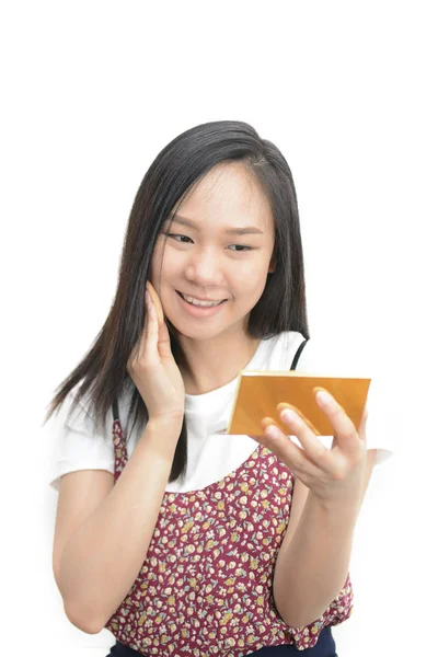 Atractiva mujer asiática aplicando su maquillaje ioslate en la espalda blanca — Foto de Stock