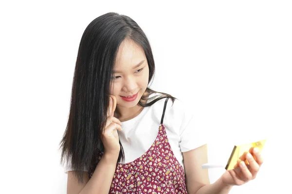 Atractiva mujer asiática aplicando su maquillaje ioslate en la espalda blanca — Foto de Stock