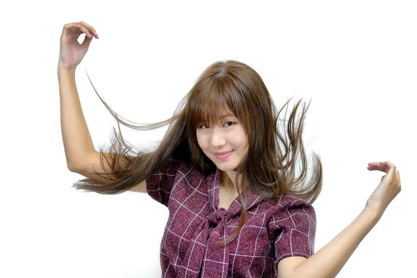 Modelo de moda jovem atraente e cintilando seu cabelo — Fotografia de Stock