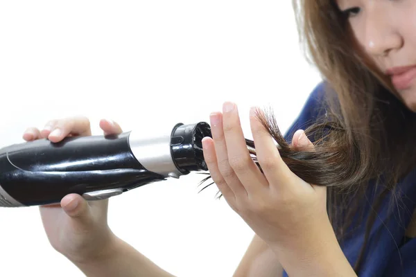 Cura dei capelli. Donna asciugatura Bella capelli lunghi lisci utilizzando asciugacapelli — Foto Stock