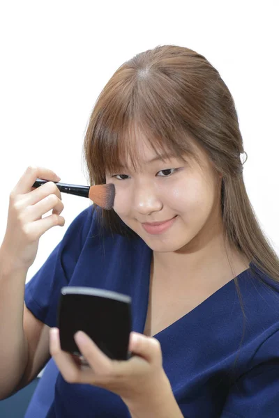 Beautiful model applying professional make up using a brush isol — Stock Photo, Image