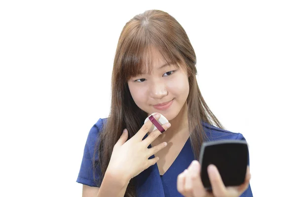 Gyönyörű fiatal ázsiai nő alkalmazása púder elkülöníteni o — Stock Fotó