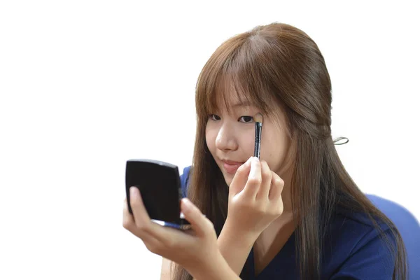 아름 다운 아시아 여자는 눈을 통해 응용 프로그램을 만드는 데 wi — 스톡 사진
