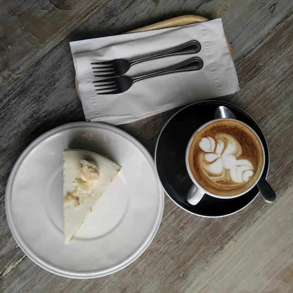 Set de desayuno: Café capuchino y pastel en la mesa —  Fotos de Stock