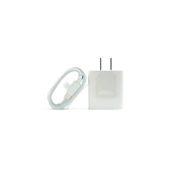 Nuovo cavo USB elettrico bianco per ricarica cellulare isolato su — Foto Stock