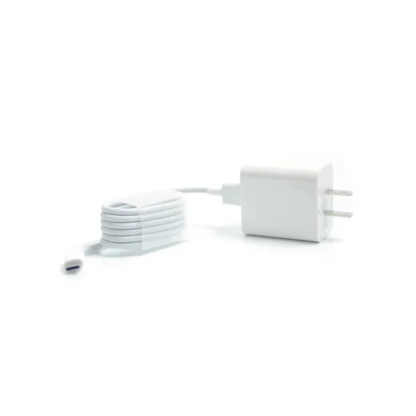 Câble USB électrique blanc pour recharger votre téléphone portable isolé sur Whit — Photo