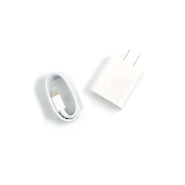 Nya vita elektriska USB-kabel för mobiltelefon laddning isolerad på — Stockfoto