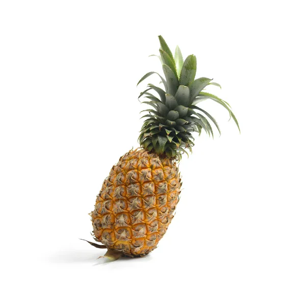 Ananas avec tranches isolées sur fond blanc, Fruits tropicaux — Photo