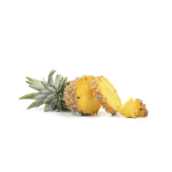 Ananas s plátky izolovat na bílém pozadí, tropické ovoce — Stock fotografie