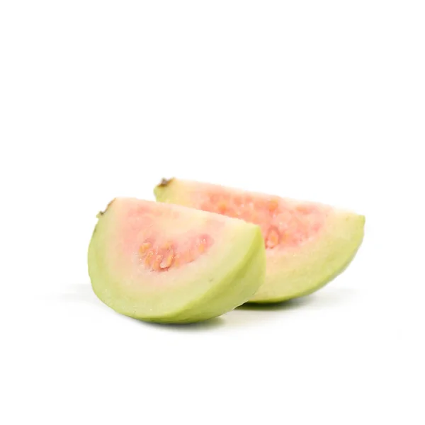 Fruta vermelha da goiaba isolada sobre fundo branco — Fotografia de Stock