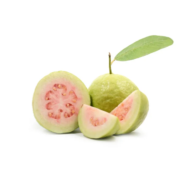 Fruta vermelha da goiaba isolada sobre fundo branco — Fotografia de Stock