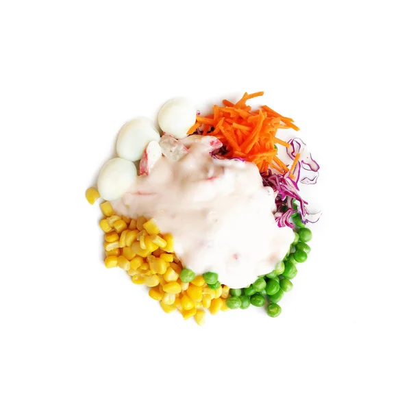 Vorspeise, gesunder Salat mit Erdbeerjoghurt-Sauce isola — Stockfoto