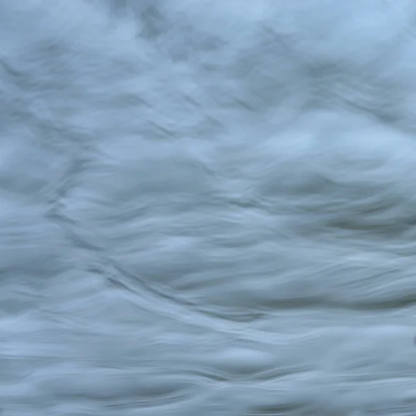 Textura da corrente de água sobre o rio como fundo — Fotografia de Stock