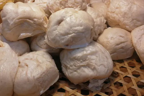 Buğulanmış şeyler topuz, Çin yemeği dim sum bambu sepet içinde