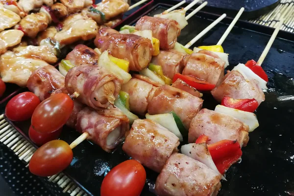 Meze yemek: Barbekü için ham sığır eti şiş