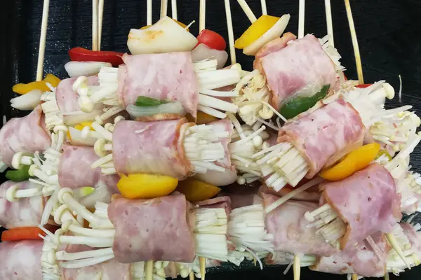 Pastırma şal enoki mantar soba üzerinde ızgara.