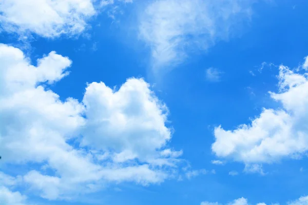 Piękne błękitne niebo i chmura, jako tło — Zdjęcie stockowe
