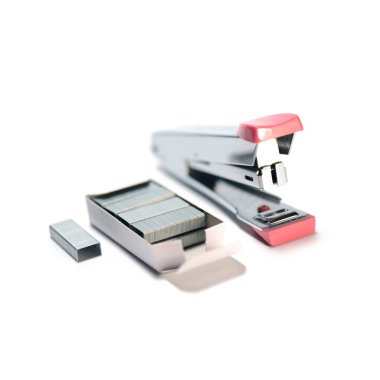 Zımba ve beyaz arka plan üzerinde zımba izole ile doldurulmuş