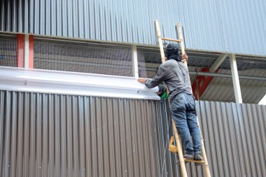 Bambu merdiven yükleme wiremesh ve transluce tırmanma işçi
