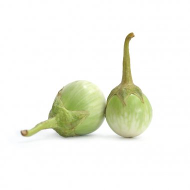 Beyaz arka plan üzerinde taze Tay patlıcan izole