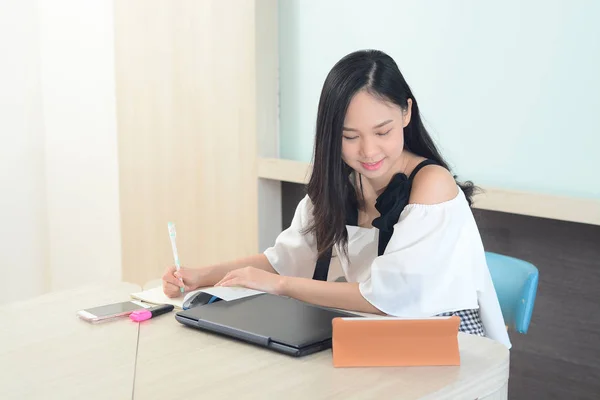 Asiática mujer concentrada trabajando duro en oficina — Foto de Stock