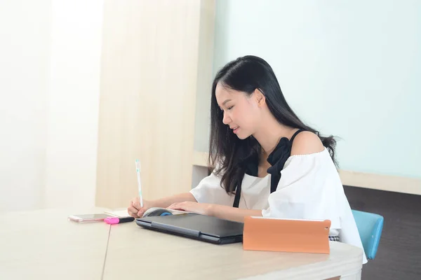 Asiatisk kvinna koncentrerade arbetar hårt på kontoret — Stockfoto