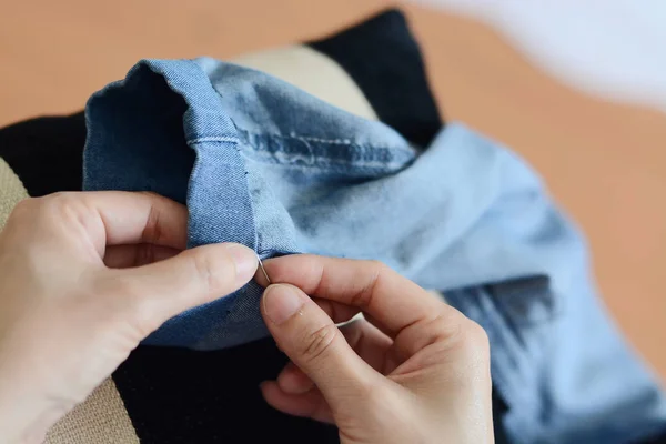 Momento de costura manual com as mãos: inserir a agulha no tecido — Fotografia de Stock
