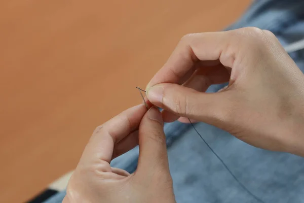 Filo manuale l'ago a mano come sfondo — Foto Stock