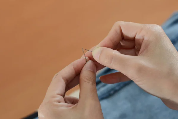 Hilo manual de la aguja por las manos como fondo —  Fotos de Stock