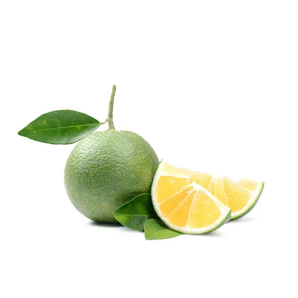 Тропічні фрукти: солодкий апельсин ізольовані на білому тлі — стокове фото