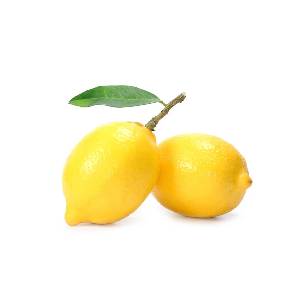 Limoni con foglie isolate su fondo bianco — Foto Stock