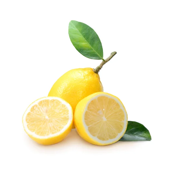 Citroner med blad isolera på vit bakgrund — Stockfoto
