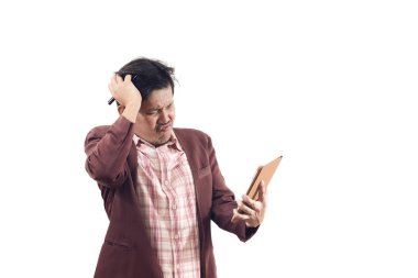 Çılgın işadamı holding tablet aptal duygu içinde izole beyaz arka plan üzerinde