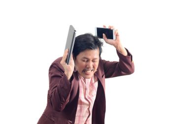 Çılgın işadamı smartphone ve dizüstü bilgisayar üzerinde kafa çiğnemek duygu dışarı içinde tutarak izole beyaz arka plan üzerinde