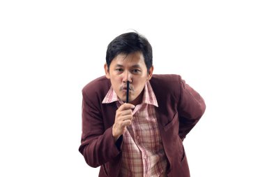 dudak kalemiyle işadamı ve beyaz arka plan üzerinde sessiz ol