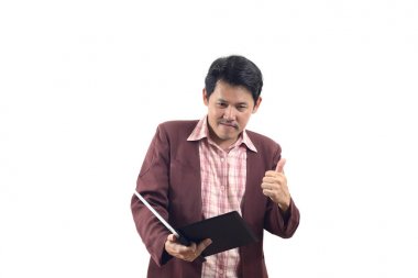 Asya işadamı tablet tutun ve yukarı gösteren başparmak gülümseme ile