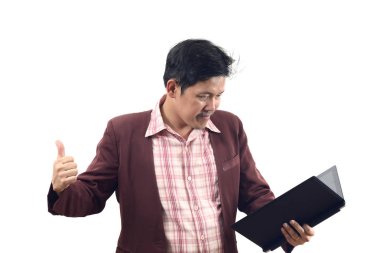 İş arayan ve başparmak ile gösteren Asyalı işadamı ben gülümseme