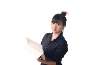 Asya iş kadın holding laptop ve görünümlü kamera o izole etmek