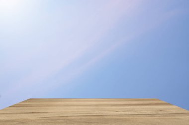 Boş Perspektif odası pırıl pırıl mavi gökyüzü aydınlatma. Şablon ürün görüntüleme için sahte.