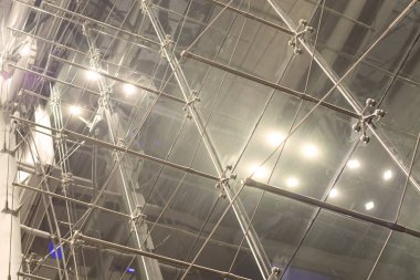 Örümcek tertibatı, çerçevesiz cam cepheler ve duvarlar için