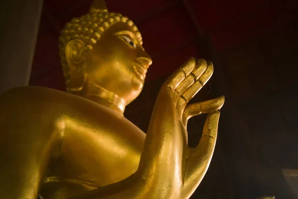 Руки в буддійського держави в храм в Таїланді — стокове фото